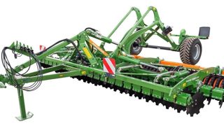 Avec un poids sur l'essieu inférieur à 3,5 t en configuration en 6 m, le Catros Special n'a pas besoin d'un système de freinage. Avec un poids sur l'essieu inférieur à 3,5 t en configuration en 6 m, le Catros Special n'a pas besoin d'un système de freinage.