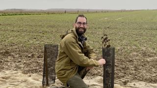 Jean Harent a commencé à implanter des haies dans ses parcelles en 2022, afin de limiter l’assèchement des sols et de créer de la biodiversité. Jean Harent a commencé à implanter des haies dans ses parcelles en 2022, afin de limiter l’assèchement des sols et de créer de la biodiversité.