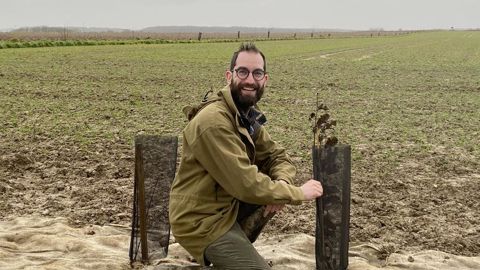 Jean Harent a commencé à implanter des haies dans ses parcelles en 2022, afin de limiter l’assèchement des sols et de créer de la biodiversité. Jean Harent a commencé à implanter des haies dans ses parcelles en 2022, afin de limiter l’assèchement des sols et de créer de la biodiversité.