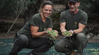 Sandra Specker et Angelos Andriotis, producteurs d'huile d'olive, améliorent le savoir-faire de leurs prédécesseurs et apportent un regard neuf. Sandra Specker et Angelos Andriotis, producteurs d'huile d'olive, améliorent le savoir-faire de leurs prédécesseurs et apportent un regard neuf.