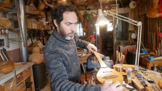 Jérôme Désigaud est maraîcher-luthier à Puycelsi, dans le Tarn.
