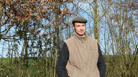 « La haie qui est derrière moi a été semée il y a une quinzaine d’années et recepée en 2020 », indique Hervé Fouilleul.