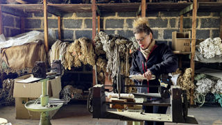 Avec les machines d’époque et en respectant les méthodes traditionnelles, la corderie Palus (Corrèze) produit toujours des cordes de 100 mètres de longueur et plus. Avec les machines d’époque et en respectant les méthodes traditionnelles, la corderie Palus (Corrèze) produit toujours des cordes de 100 mètres de longueur et plus.
