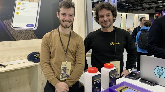 Maxime Chevalier, responsable marketing d'Inarix, et Audric Chauveau, directeur produit, présentant la nouvelle solution à destination des agriculteurs stockeurs, lors du dernier Sia.