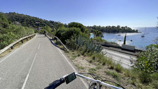 De Sanary-sur-Mer à Saint-Raphaël, la côte varoise dispose de longues portions de pistes cyclables. De Sanary-sur-Mer à Saint-Raphaël, la côte varoise dispose de longues portions de pistes cyclables.