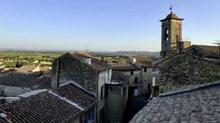 Les ruelles qui distribuent les maisons massées autour des vestiges du château des Papes se parcourent à pied. Les ruelles qui distribuent les maisons massées autour des vestiges du château des Papes se parcourent à pied.