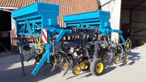 Le JPC Drill est un semoir à dents auto-porté de 3,4 m de large avec deux trémies de 500 kg. Le JPC Drill est un semoir à dents auto-porté de 3,4 m de large avec deux trémies de 500 kg.