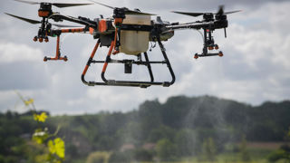 En plus d'autoriser l'épandage par drone sur des parcelles de vigne escarpées, le texte généralise les essais à tous types de culture et de parcelle. En plus d'autoriser l'épandage par drone sur des parcelles de vigne escarpées, le texte généralise les essais à tous types de culture et de parcelle.