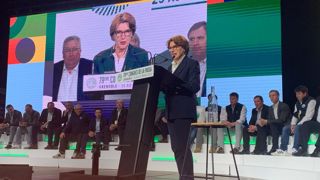Annie Genevard, ministre de l'Agriculture, a clôturé le congrès annuel de la FNSEA le 27 mars 2025 à Grenoble. Annie Genevard, ministre de l'Agriculture, a clôturé le congrès annuel de la FNSEA le 27 mars 2025 à Grenoble.