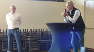 Damien Péran, président d'OPLB (à gauche) et Serge Moly, directeur des achats de lait de Lactalis, lors de l'assemblée générale de l'OP le 18 mars.