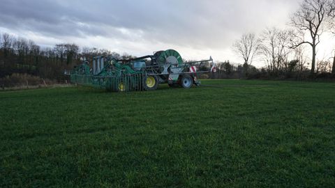 Lorsque le tuyau est déroulé sur sa longueur de 650 m ou en bout en champ, le chauffeur fait une marche arrière et épand sur 18 m au centre de la rampe tout en enroulant le tuyau