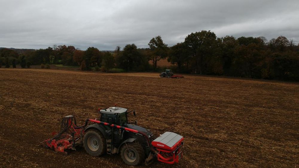 La trémie frontale rééquilibre la charge, permettant à l’ETA d’utiliser un combiné de semis en 4,50 m avec un fissurateur.
