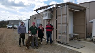 La famille Belet (de gauche à droite, les fils Emilien et Pierre et les parents Laurence et Hervé) devant le « Yaourtlab ».