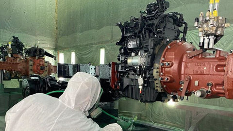 La nouvelle peinture des Zetor devrait présenter davantage de résistance à la corrosion. La nouvelle peinture des Zetor devrait présenter davantage de résistance à la corrosion.
