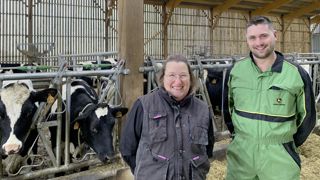 Julien Baslé s'est installé en Gaec avec sa mère Maryline et son père Eddy en 2023. L'agrandissement du troupeau a justifié la construction d'un nouveau bâtiment.