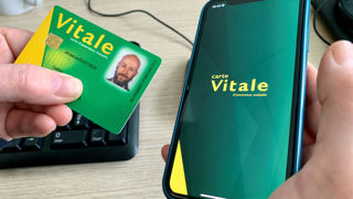 Avec l'application, il est possible d'avoir sa carte Vitale sous forme digitale sur son smartphone. Avec l'application, il est possible d'avoir sa carte Vitale sous forme digitale sur son smartphone.