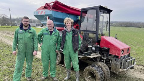Rémy Templon (au milieu), son fils Aymeric (à droite) et Clément Pegeault son salarié (à gauche) sont tous les trois ravis du travail du chenillard.