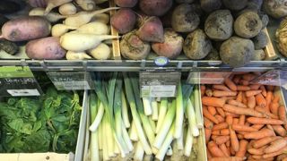 Les produits frais sous certification biologique sont les plus touchés par la baisse des volumes achetés, des dépenses ainsi que du nombre d'acheteurs.