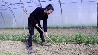 Marie alterne entre ses emplois de formatrice et de maraîchère. Et parfois, les deux s'imbriquent lorsqu'elle téléphone.