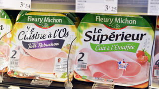 Le chiffre d'affaires de Fleury Michon  en grandes et moyennes surfaces françaises —  672 millions d'euros, soit plus de 80 % du chiffre d'affaires — a baissé de 4,7 % en 2024.