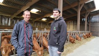 « Grâce aux ensilages riches en protéines, je limite les achats de concentrés », indique David Boucher (à gauche) avec Benoît Giraud de la chambre d'agriculture.