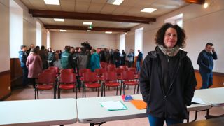 «Avant de signer le constat des agents de l'Office français de la biodiversité, il faut vérifier que tout est conforme, y compris la dimension des perforations», a insisté Marjolaine Merens, présidente de l'association de défense des éleveurs des Millesources.lors de la réunion du 15 avril 2025 à Pérols-sur-Vézère en Corrèze.