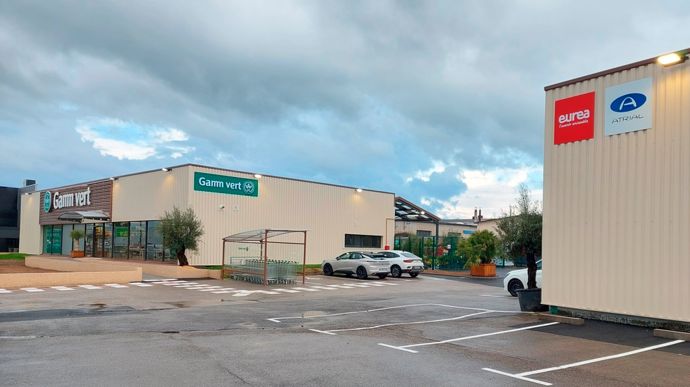 Situé à Davézieux, en Ardèche, le nouveau point de vente d'Eurea se compose d'un Gamm vert et d'un bâtiment dédié à l'activité agricole (à droite).