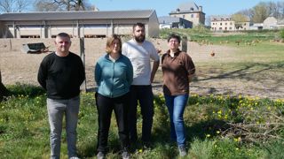 La fratrie Quintard, Benoît, Magali, Anthony et Valérie (de gauche à droite), devant les parcours ombragés aménagés autour de leurs poulailler, à Saint-Félix-de-Lunel dans l'Aveyron. La fratrie Quintard, Benoît, Magali, Anthony et Valérie (de gauche à droite), devant les parcours ombragés aménagés autour de leurs poulailler, à Saint-Félix-de-Lunel dans l'Aveyron.