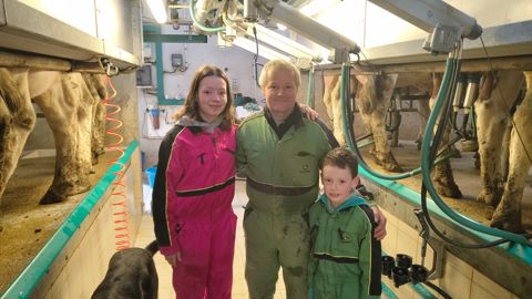 Ludovic Guillory, ici accompagné de ses enfants, trait ses 80 vaches avec une 2x32 en simple équipement, pour limiter le temps de cette astreinte.