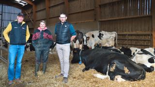 De gauche à droite, Aymeric Dubost, éleveur laitier à Biniville (50), Gwen, l’une des 3 salariés et Stevenn Clec’h, responsable ruminants chez Synthèse Elevage.