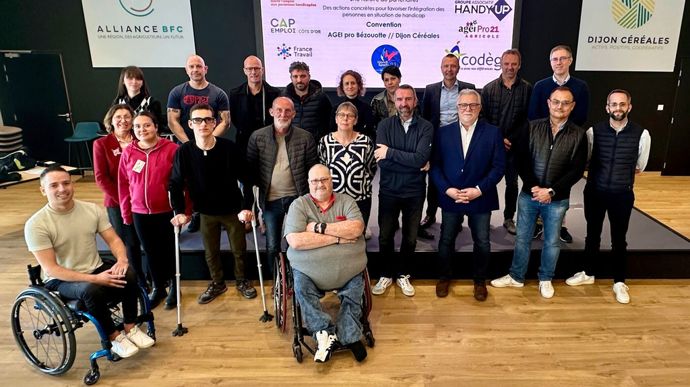 Divers partenaires du comité de pilotage Inclusion et collaborateurs étaient présents lors de la signature, lundi 31 mars à Bézouotte (Côte-d'Or), du partenariat de Dijon céréales avec l'AGEI Pro 21 par Déborah Lépy, directrice de l’AGEI Pro 21, Christophe Richardot et Didier Lenoir, respectivement DG et président du groupe coopératif (au centre de la photo).