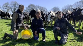 Quatre-vingt treize pour cent des 90 ha bio de la SAU sont des prairies. Les sept pour cent restants sont du maïs, du blé et du méteil. Ce n'est pas suffisant pour assurer les besoins en énergie du troupeau. Marion et Emmanuel Letablier, et leur stagiaire Maxime Jourdan, sont obligés d'acheter des aliments.