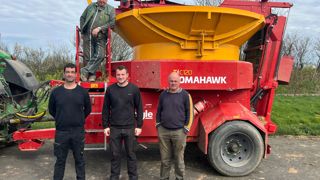 Jean-Luc Cousin (en haut) et les associés du Gaec des Bohons ( Maxime Savary, Jérémy et Sébastien Ferey) sont tous satisfait de la qualité de travail du broyeur.