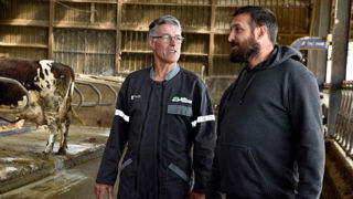 Edouard Jarry (à droite) fait faire le tour de l'exploitation à Jacques Leblanc du service de remplacement de l'Orne, qui le remplacera pendant ses congés.