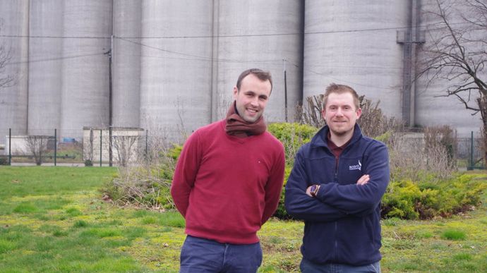 « L’objectif avec le prototype Scara GF1-1 est d’avoir refroidi complètement les grains au 1er novembre », précise Quentin Tessari (à dr.), responsable maintenance, au côté de Pierre Huszak, responsable commercial céréales.