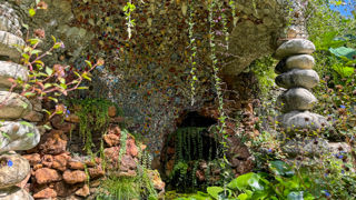 Dans le hameau du Villaret, à Saint-André-de-Majencoules (Gard), se cache le jardin des Sambucs. Dans le hameau du Villaret, à Saint-André-de-Majencoules (Gard), se cache le jardin des Sambucs.