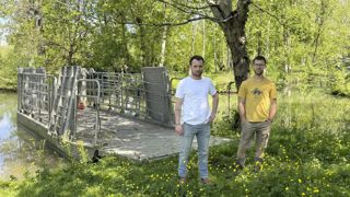 Alexis Riou, éleveur (gauche) et Nicolas Grellier, chef travaux (droite) effectuent la transhumance dans le Parc naturel régional du Marais poitevin.