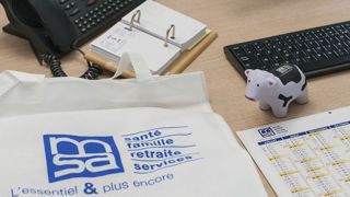 Les jeunes agriculteurs peuvent cumuler l’exonération partielle dégressive de cotisations de MSA dont ils bénéficient au début de leur carrière et les exonérations de droit commun. Les jeunes agriculteurs peuvent cumuler l’exonération partielle dégressive de cotisations de MSA dont ils bénéficient au début de leur carrière et les exonérations de droit commun.