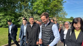 HE Lefing, vice-Premier ministre Chinois, a apprécié le « savoir-faire » des éleveurs allaitants de la ferme de Travailles (Eure) HE Lefing, vice-Premier ministre Chinois, a apprécié le « savoir-faire » des éleveurs allaitants de la ferme de Travailles (Eure)