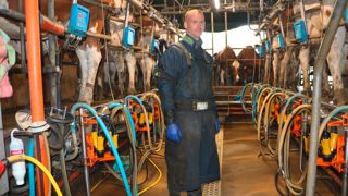 Nicolas Floc, à Guipel (Ille-et-Vilaine), a investi dans l'automatisation de l’hygiène de la traite et dans un exosquelette pour soulager des douleurs aux épaules.