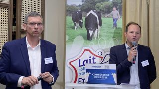 Les industriels pointent une hausse de 4 % en un an de leurs frais d’exploitation et d’emballages. Ils devraient continuer à augmenter selon eux. « Nos efforts de productivité et les hausses tarifaires négociées ne suffisent pas à y faire face », affirment Romain Deurbergue (à droite) et Emmanuel Wasseneix, lors d'une conférence de presse le 15 mai à Paris. Ils sont respectivement président de Syndilait et de l’Institut professionnel du lait de consommation. Les industriels pointent une hausse de 4 % en un an de leurs frais d’exploitation et d’emballages. Ils devraient continuer à augmenter selon eux. « Nos efforts de productivité et les hausses tarifaires négociées ne suffisent pas à y faire face », affirment Romain Deurbergue (à droite) et Emmanuel Wasseneix, lors d'une conférence de presse le 15 mai à Paris. Ils sont respectivement président de Syndilait et de l’Institut professionnel du lait de consommation.