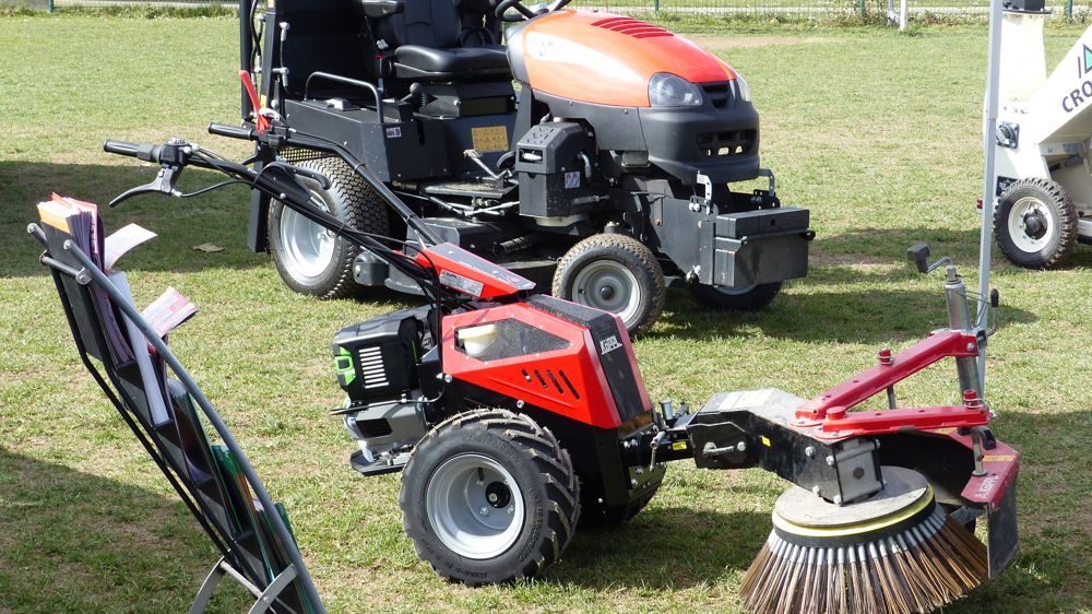 Le Compakt Easy eDrive en version électrique conserve toute sa polyvalence avec les nombreux outils de travail. La transmission reste hydrostatique.