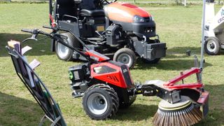 Le Compakt Easy eDrive en version électrique conserve toute sa polyvalence avec les nombreux outils de travail. La transmission reste hydrostatique.