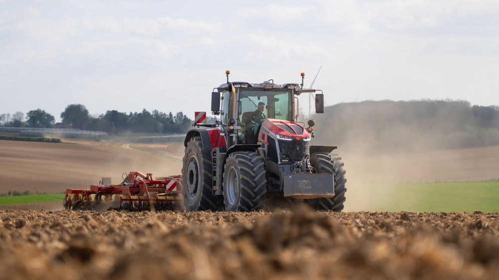 Le Massey Ferguson 9S hérite de la volumineuse et spacieuse cabine des petits frères 8S et repose sur un empattement de 3,10 m identique à celui de son prédécesseur, le MF 8700. Le Massey Ferguson 9S hérite de la volumineuse et spacieuse cabine des petits frères 8S et repose sur un empattement de 3,10 m identique à celui de son prédécesseur, le MF 8700.