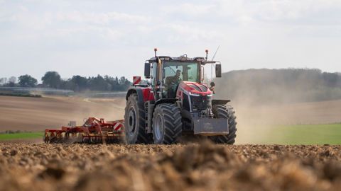 Le Massey Ferguson 9S hérite de la volumineuse et spacieuse cabine des petits frères 8S et repose sur un empattement de 3,10 m identique à celui de son prédécesseur, le MF 8700. Le Massey Ferguson 9S hérite de la volumineuse et spacieuse cabine des petits frères 8S et repose sur un empattement de 3,10 m identique à celui de son prédécesseur, le MF 8700.