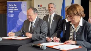 La ministre de l'Agriculture et le vice-président de la Banque européenne d'investissement, Ambroise Fayolle, ont signé le 21 mai une nouvelle convention pour renforcer le fonds de garantie destiné à certains prêts agricoles. La ministre de l'Agriculture et le vice-président de la Banque européenne d'investissement, Ambroise Fayolle, ont signé le 21 mai une nouvelle convention pour renforcer le fonds de garantie destiné à certains prêts agricoles.