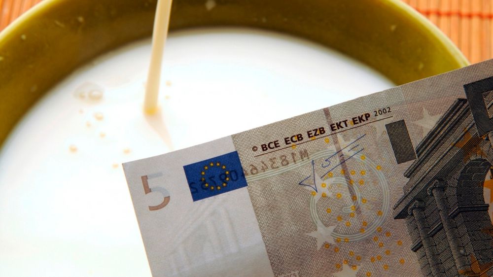 Billet de banque et bol de lait