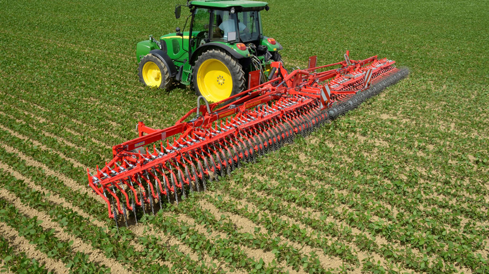 L’angle d’attaque des soleils par rapport à l’axe d’avancement provoque un effet de brossage, recouvrant ainsi les adventices de terre.