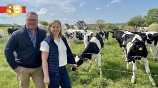 Hugues et Emmanuelle Antoine fournissent chaque année 30 000 à 40 000 litres de lait pour la fabrication de glaces. Hugues et Emmanuelle Antoine fournissent chaque année 30 000 à 40 000 litres de lait pour la fabrication de glaces.