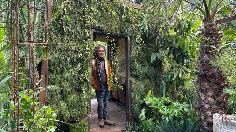 Sylvère Fournier dans la cabane de sa "Jungle urbaine"... Que s'est-il passé, une tempête, un tremblement de terre, un raz de marée ? Tous les éléments de construction sont étrangement penchés...